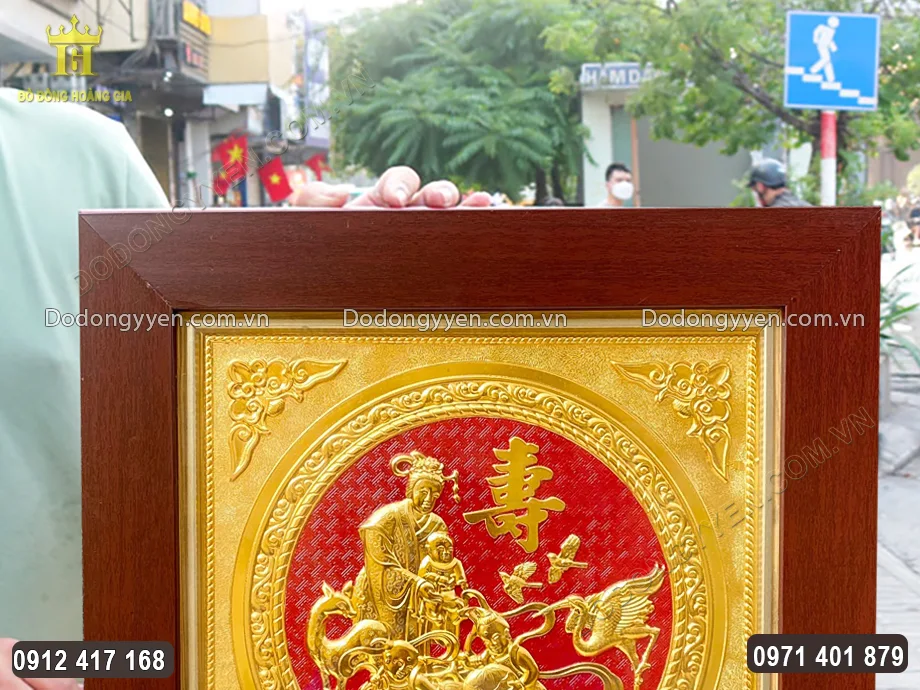 Nổi bật tr&ecirc;n nền sơn đỏ, họa tiết hoa văn được mạ v&agrave;ng 24K sang trọng